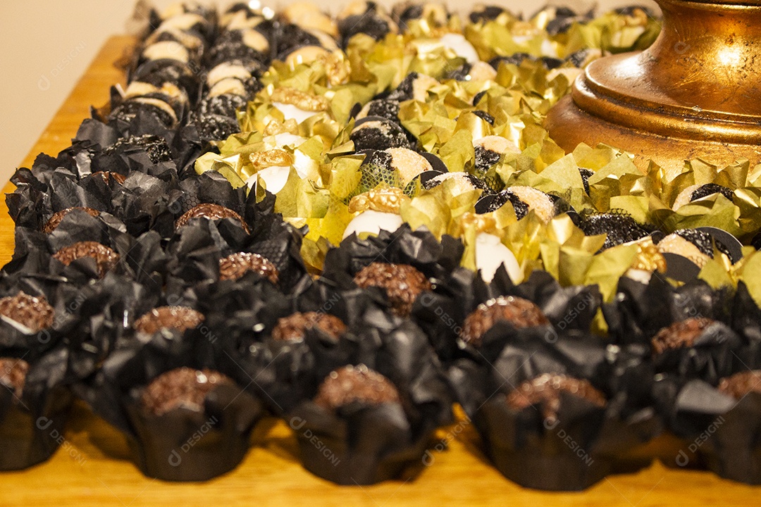 Banquete saboroso em uma mesa de madeira em uma festa