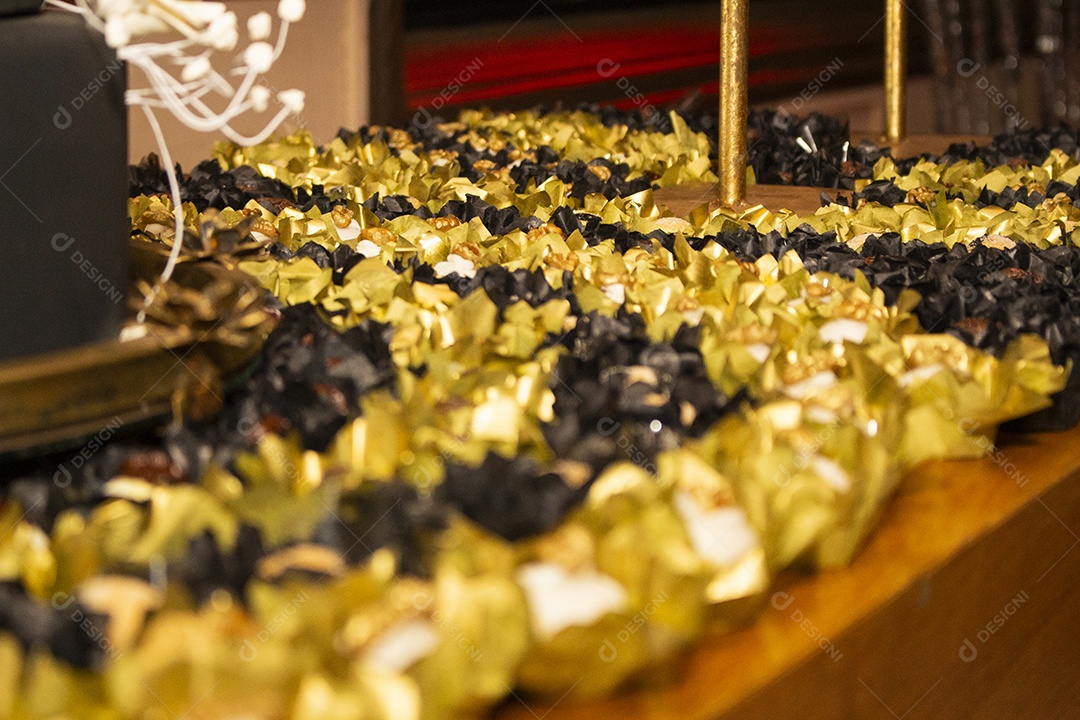 Banquete saboroso em uma mesa de madeira em uma festa