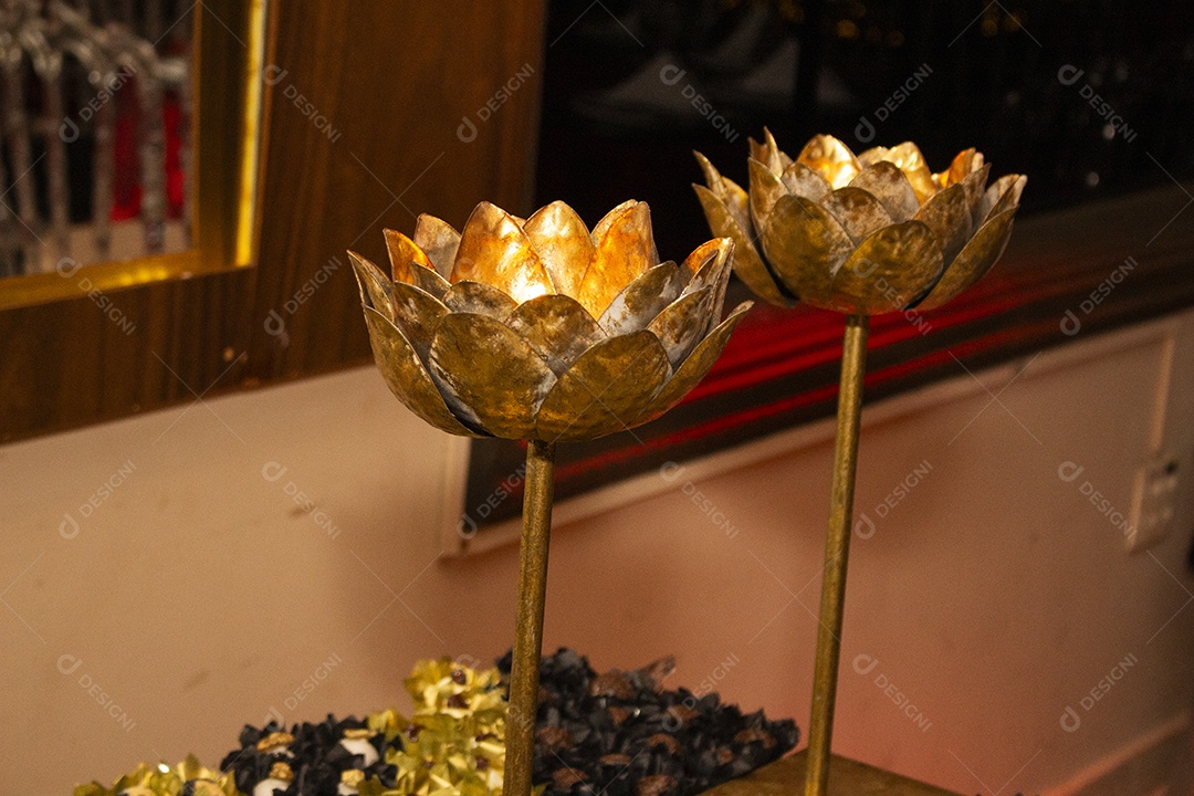 Banquete saboroso em uma mesa de madeira em uma festa