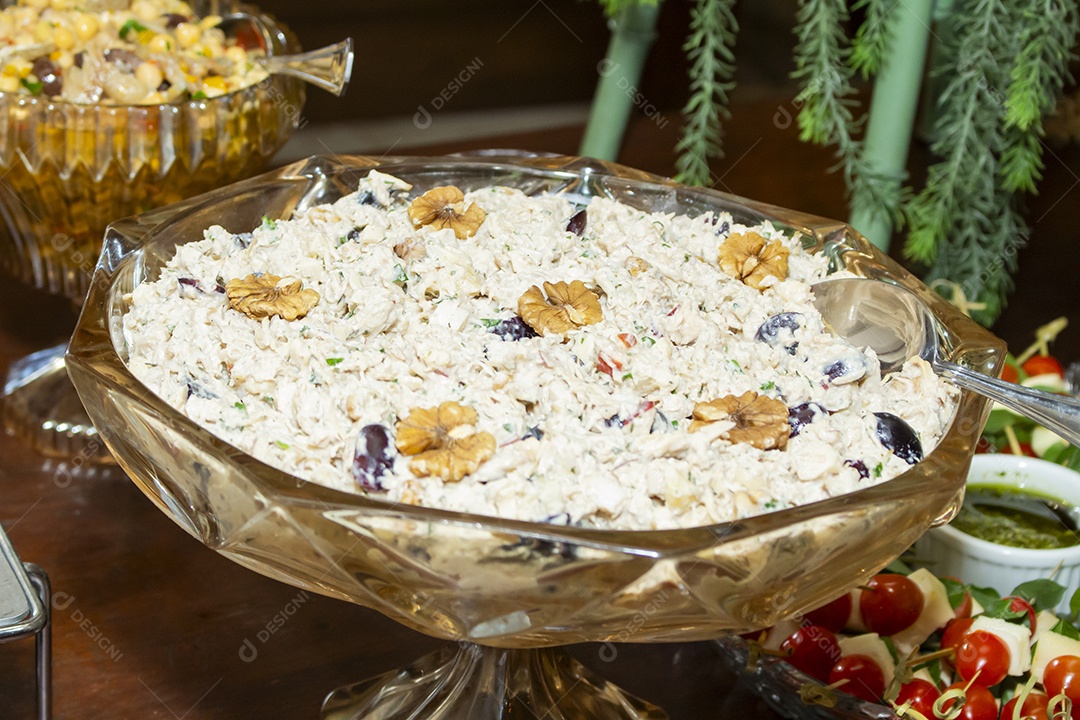 Banquete saboroso em uma mesa de madeira em uma festa