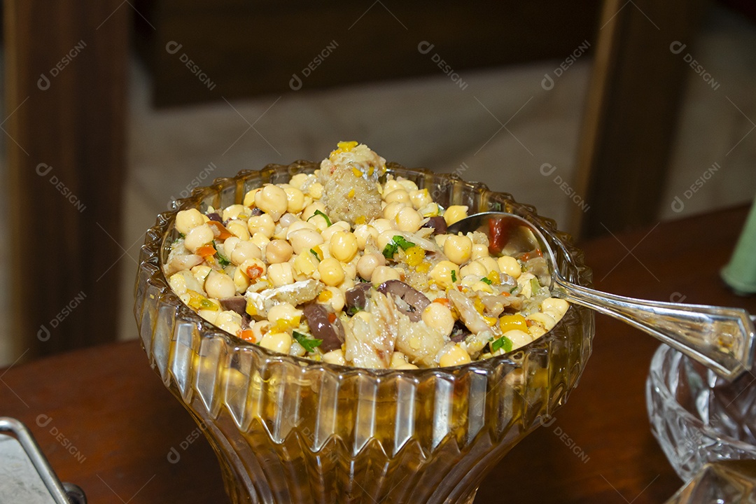 Banquete saboroso em uma mesa de madeira em uma festa