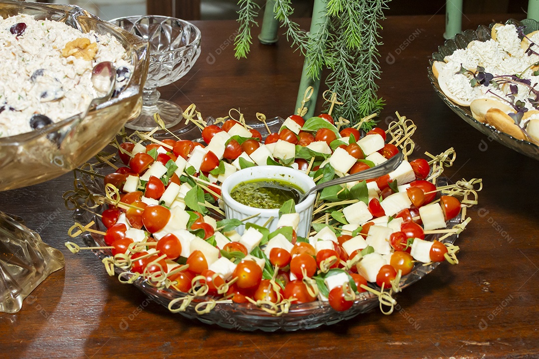 Banquete saboroso em uma mesa de madeira em uma festa