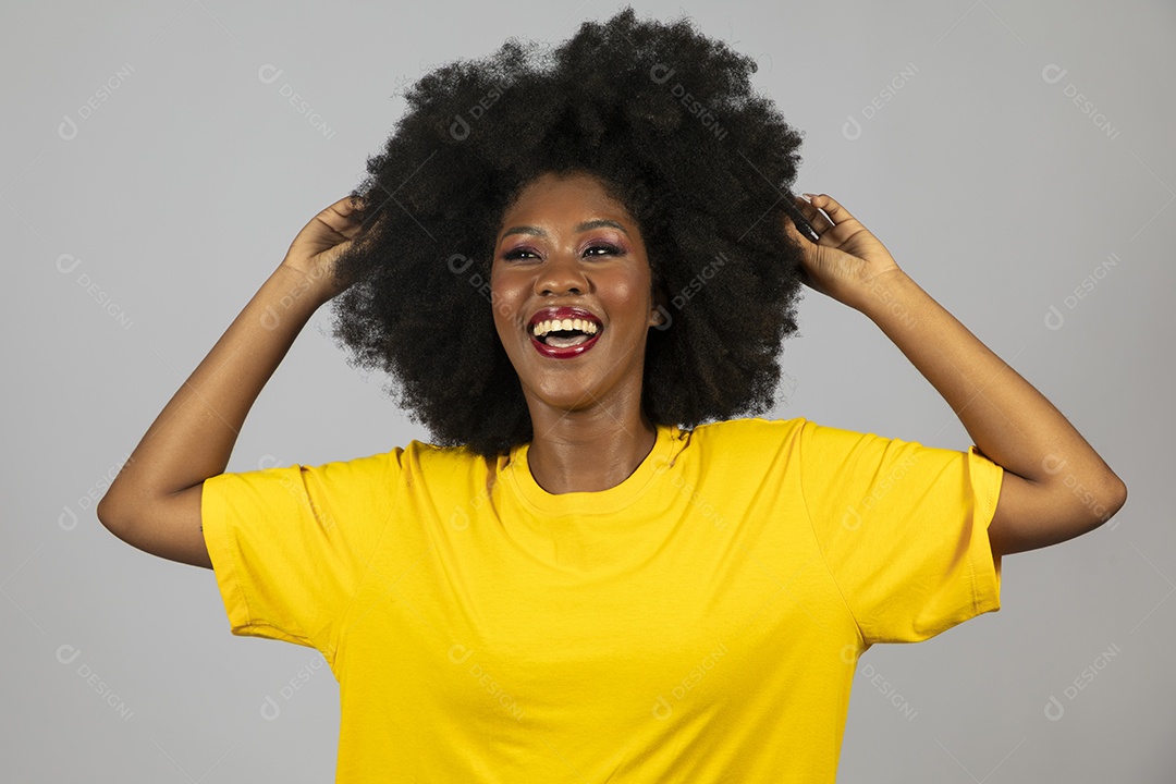 Linda mulher jovem afro morena brasileira sobre fundo isolado