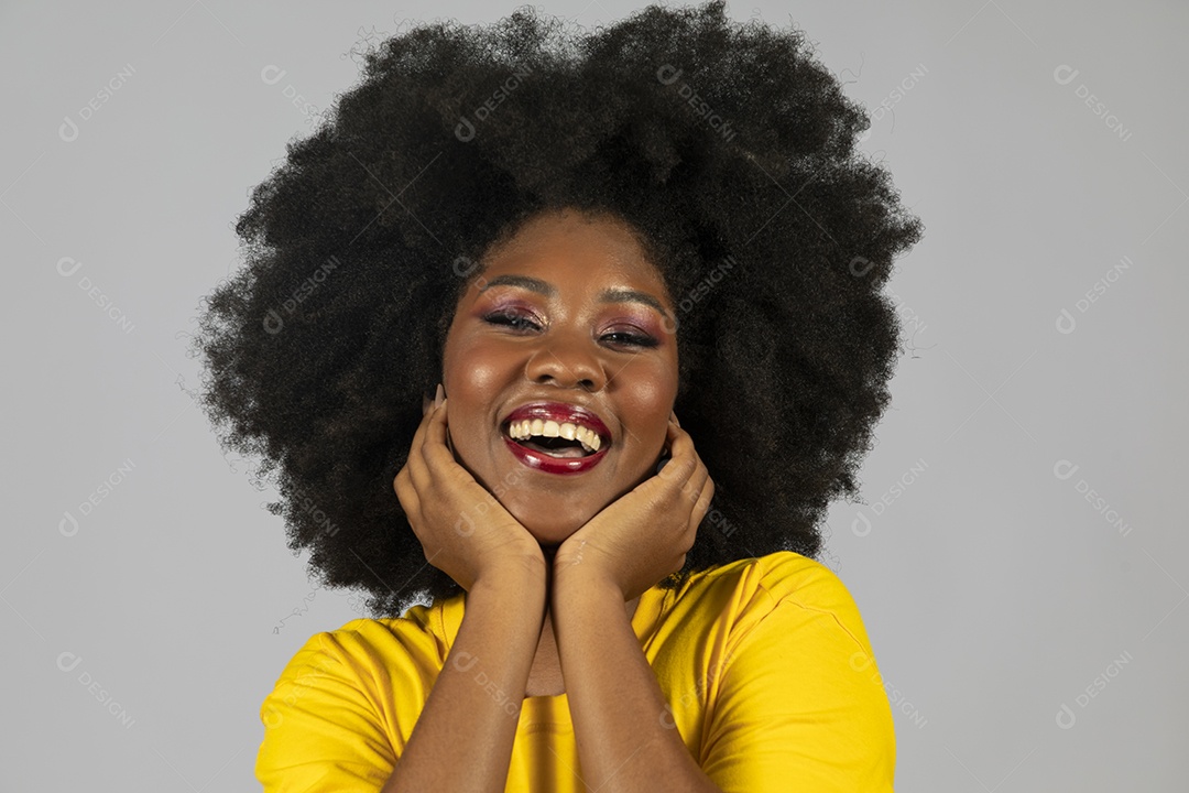 Linda mulher jovem afro morena brasileira sobre fundo isolado