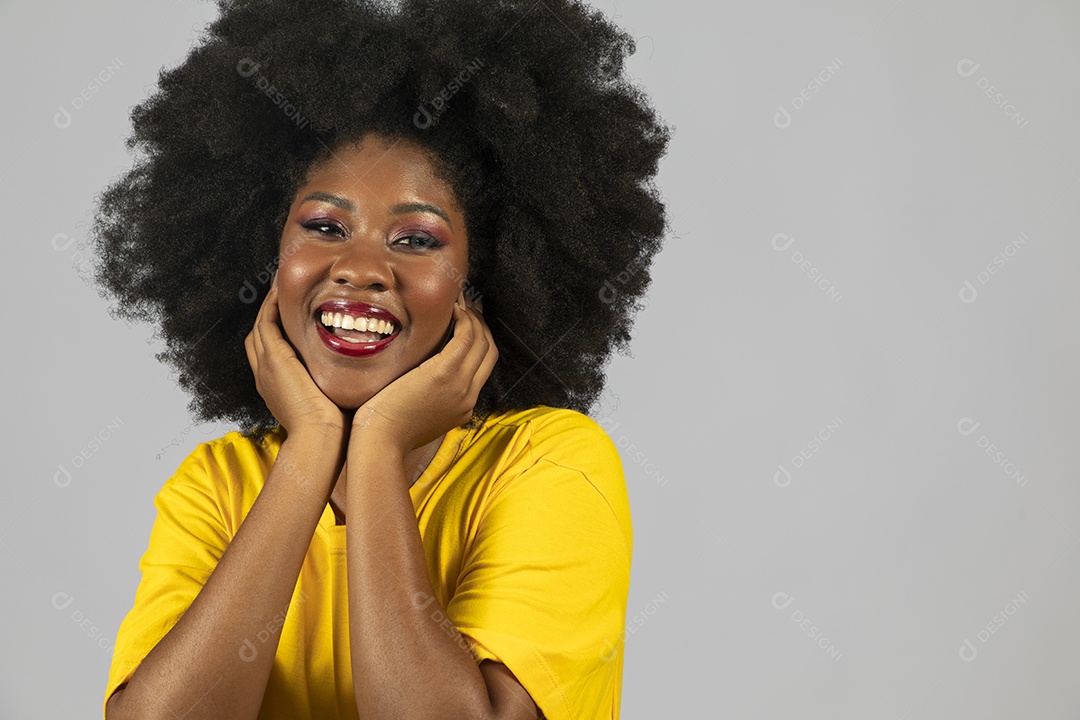 Linda mulher jovem afro morena brasileira sobre fundo isolado