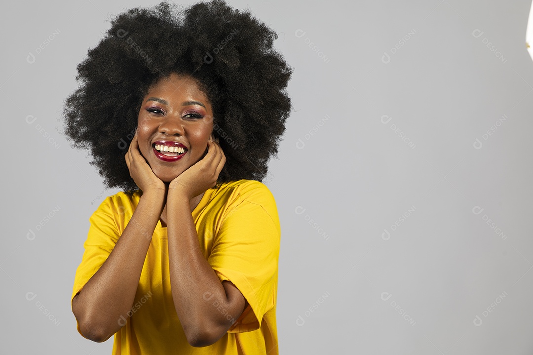 Linda mulher jovem afro morena brasileira sobre fundo isolado