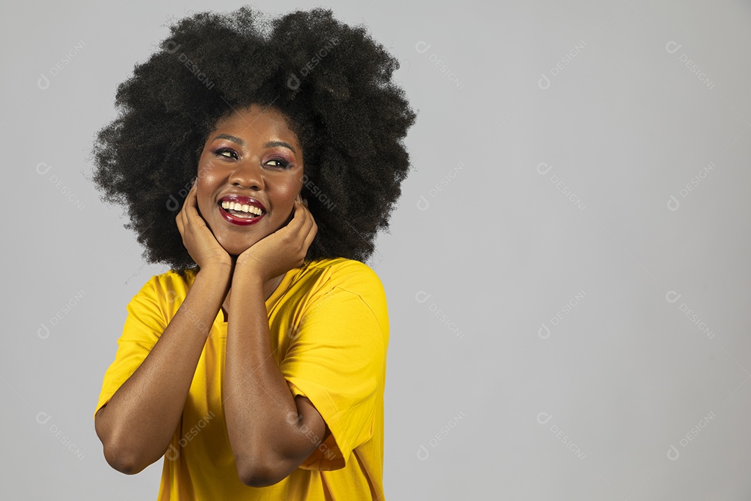 Linda mulher jovem afro morena brasileira sobre fundo isolado