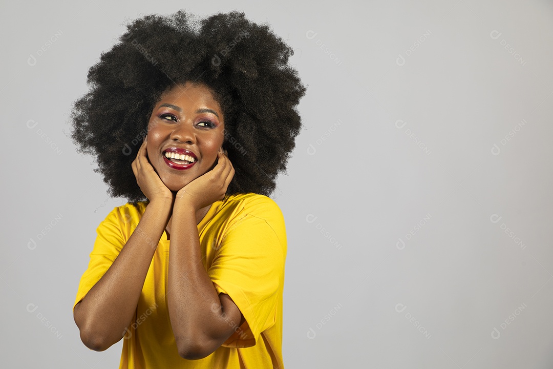 Linda mulher jovem afro morena brasileira sobre fundo isolado