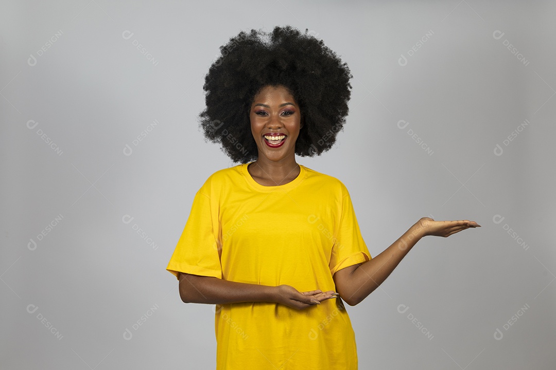 Linda mulher jovem afro morena sobre fundo isolado