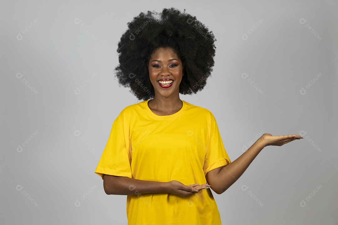 Linda mulher jovem afro morena sobre fundo isolado