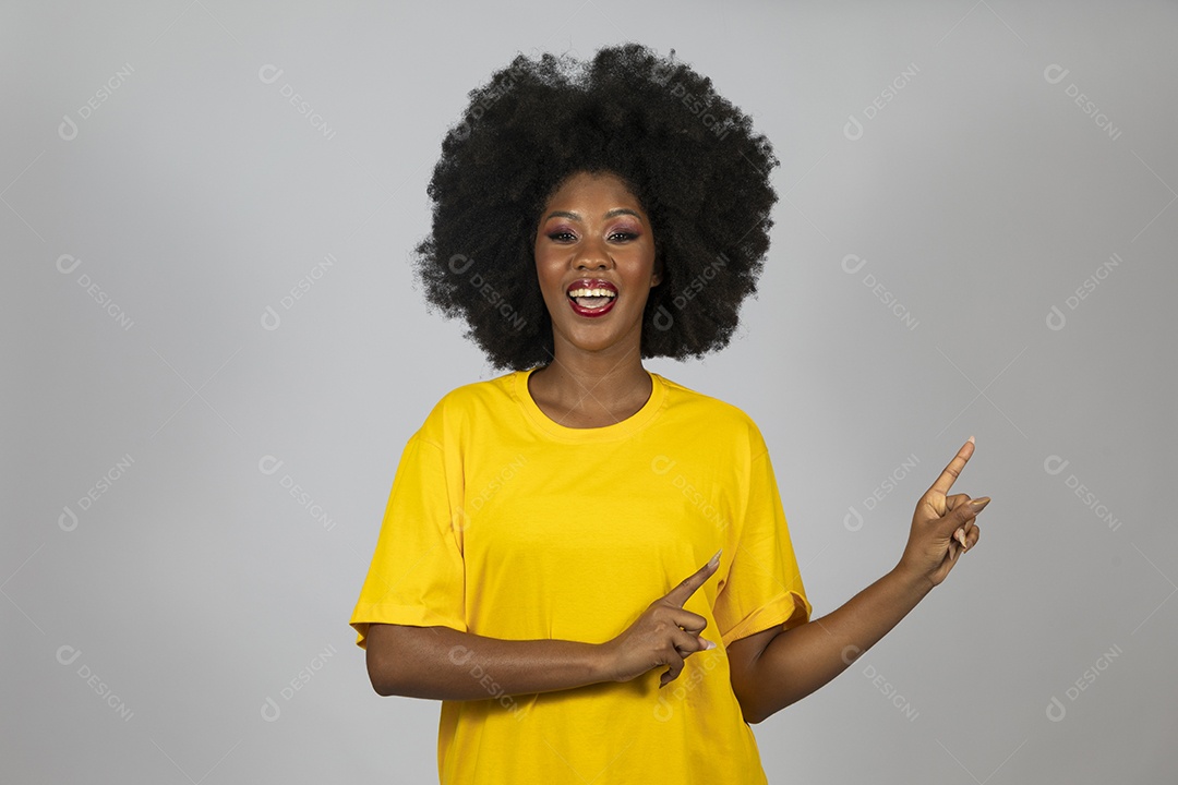 Linda mulher jovem afro morena sobre fundo isolado