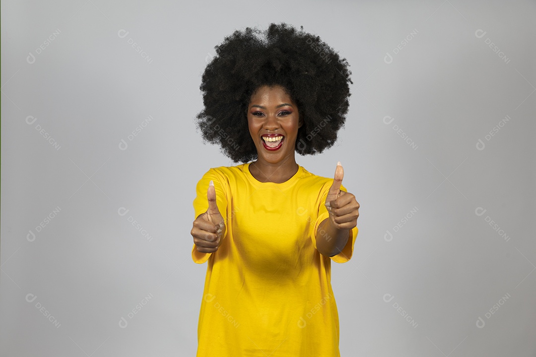 Linda mulher jovem afro morena brasileira sobre fundo isolado