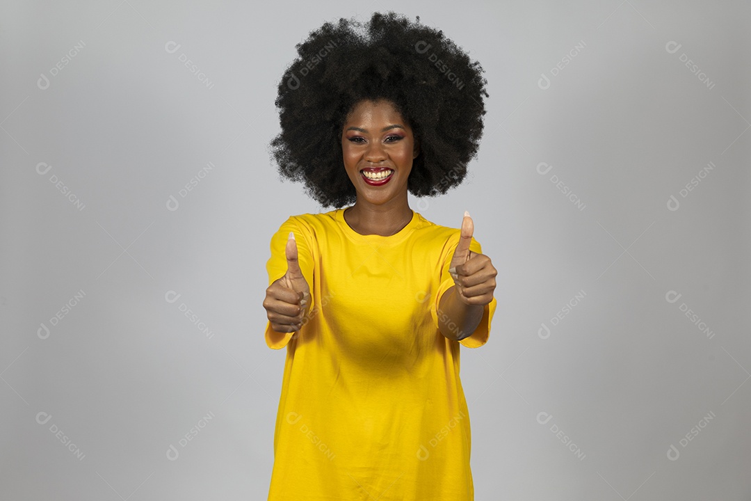 Linda mulher jovem afro morena brasileira sobre fundo isolado