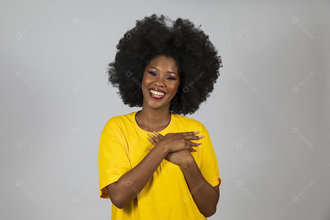 Linda mulher jovem afro morena brasileira sobre fundo isolado