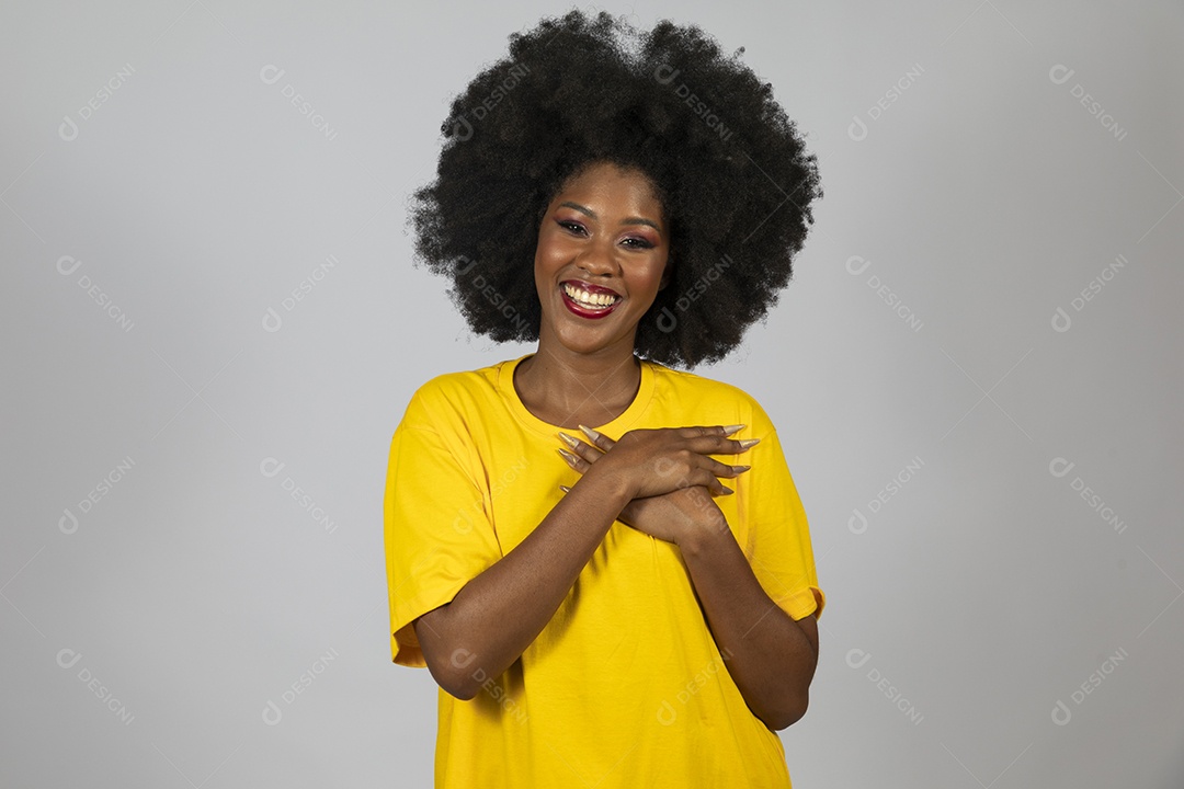 Linda mulher jovem afro morena brasileira segurando a bandeira do brasil sobre fundo isolado