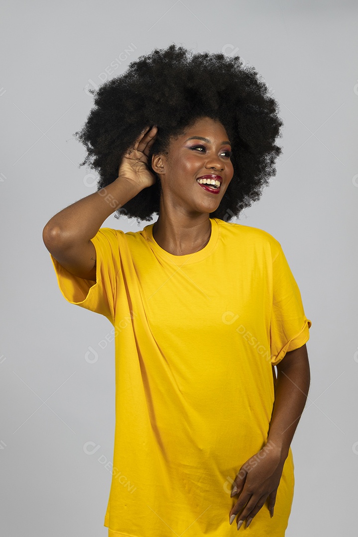 Linda mulher jovem afro morena brasileira segurando a bandeira do brasil sobre fundo isolado