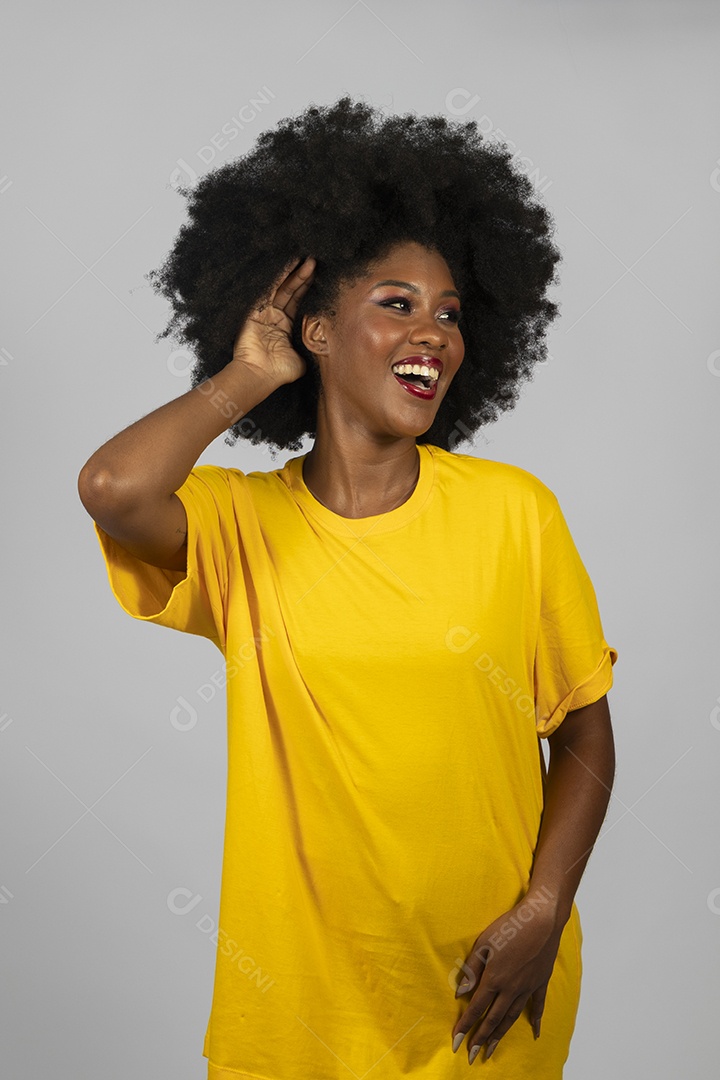 Linda mulher jovem afro brasileira sorridente fundo isolado