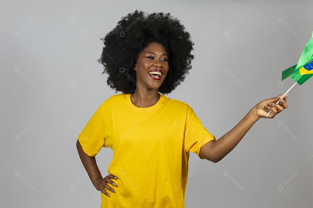 Linda mulher jovem afro morena brasileira segurando a bandeira do brasil sobre fundo isolado