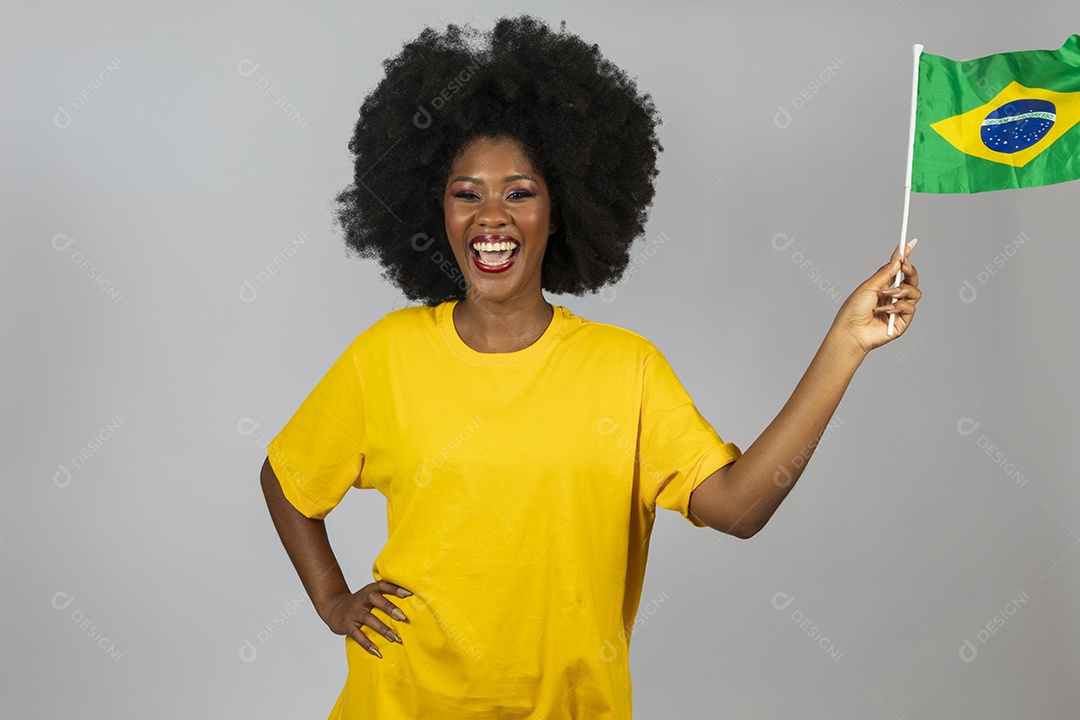 Linda mulher jovem afro morena brasileira segurando a bandeira do brasil sobre fundo isolado