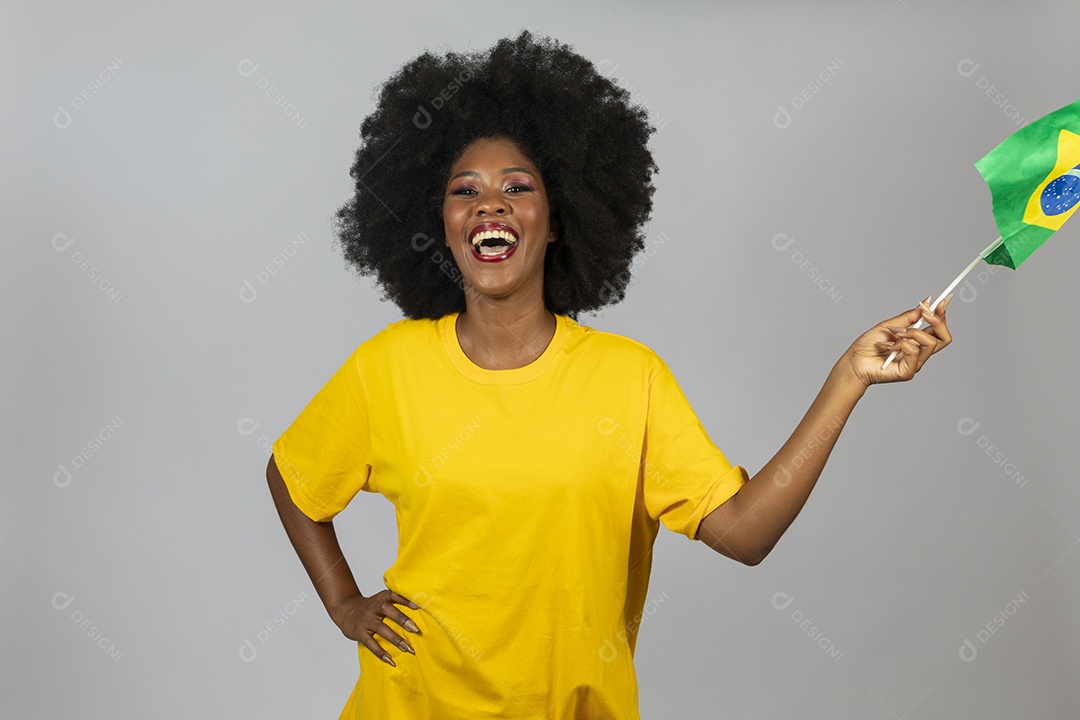 Linda mulher jovem afro morena brasileira segurando a bandeira do brasil sobre fundo isolado