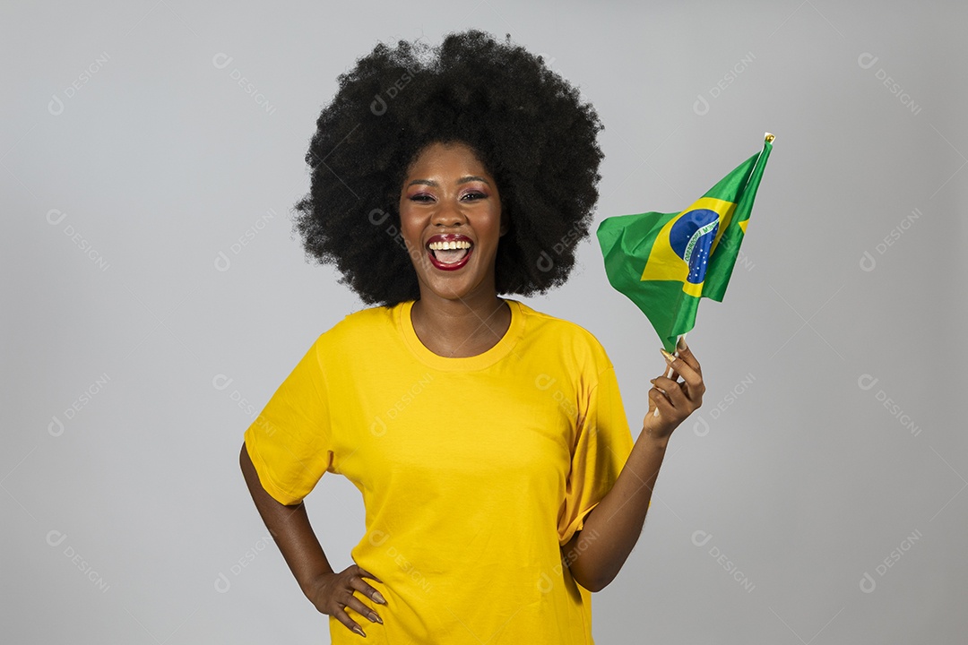 Linda mulher jovem afro morena brasileira segurando a bandeira do brasil sobre fundo isolado
