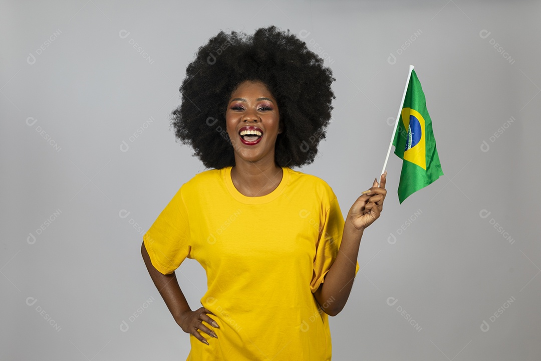Linda mulher jovem afro morena brasileira segurando a bandeira do brasil sobre fundo isolado
