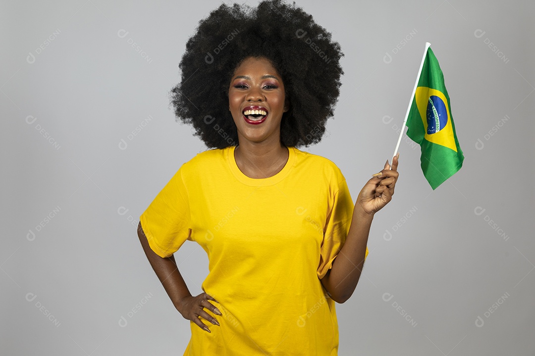 Linda mulher jovem afro morena brasileira segurando a bandeira do brasil sobre fundo isolado