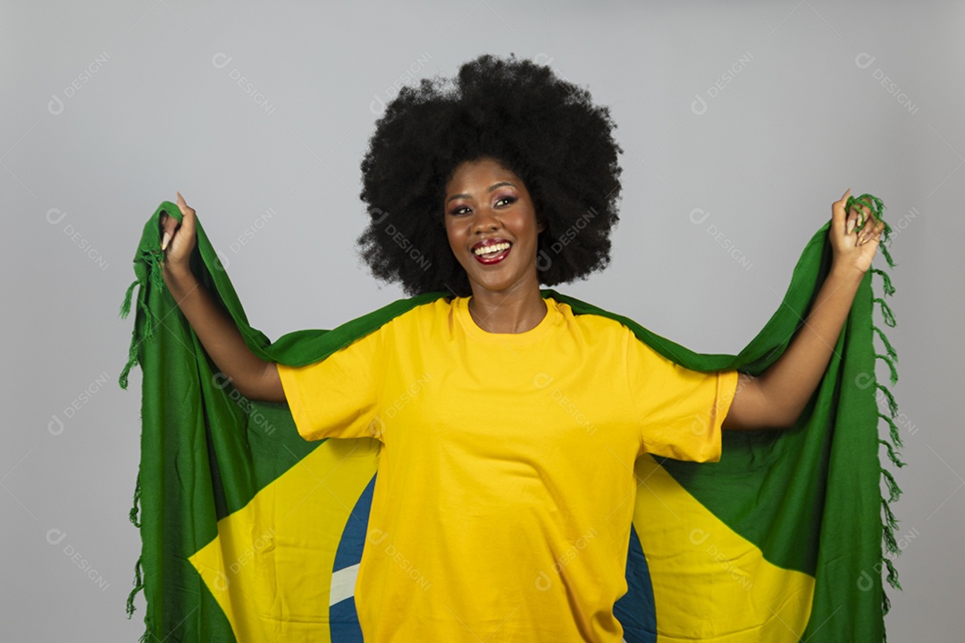 Linda mulher jovem afro morena brasileira segurando a bandeira do brasil sobre fundo isolado
