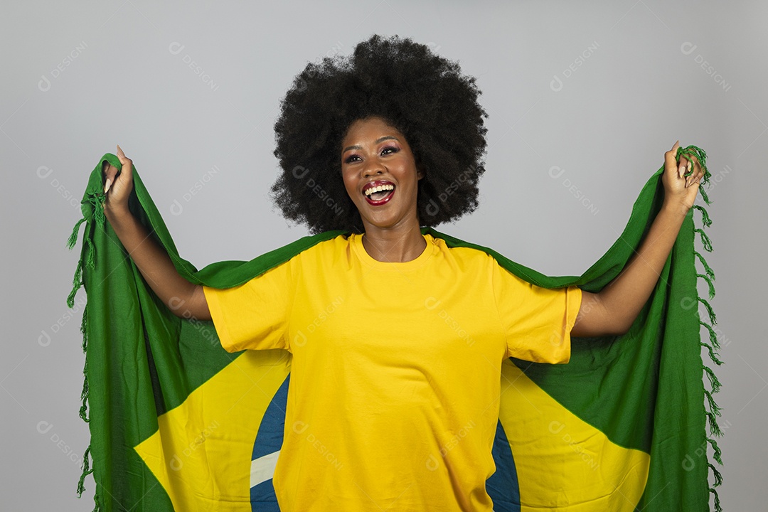 Linda mulher jovem afro morena brasileira segurando a bandeira do brasil sobre fundo isolado