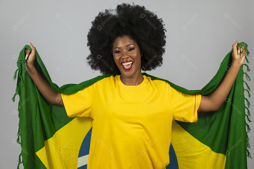 Linda mulher jovem afro morena brasileira segurando a bandeira do brasil sobre fundo isolado