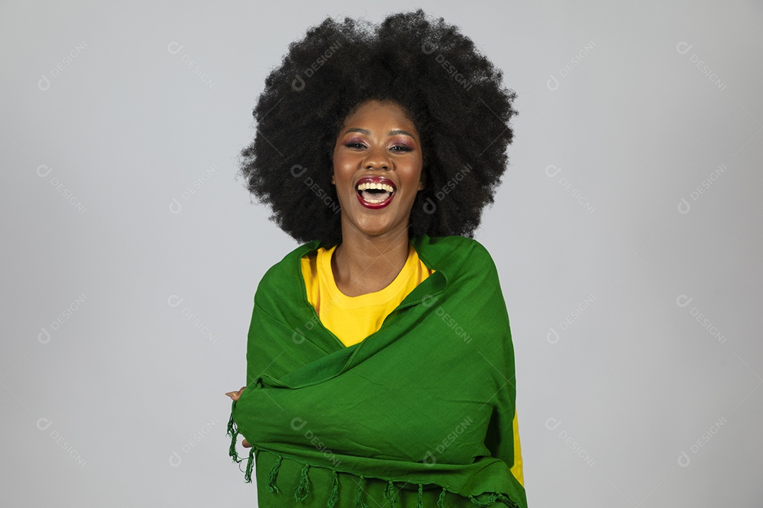 Linda mulher jovem afro morena brasileira segurando a bandeira do brasil sobre fundo isolado