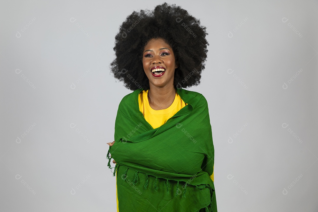 Linda mulher jovem afro morena brasileira segurando a bandeira do brasil sobre fundo isolado