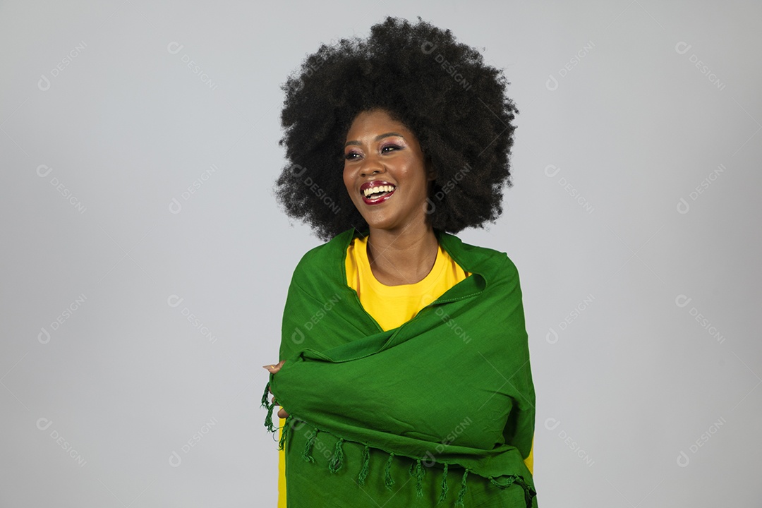 Linda mulher jovem afro morena brasileira segurando a bandeira do brasil sobre fundo isolado