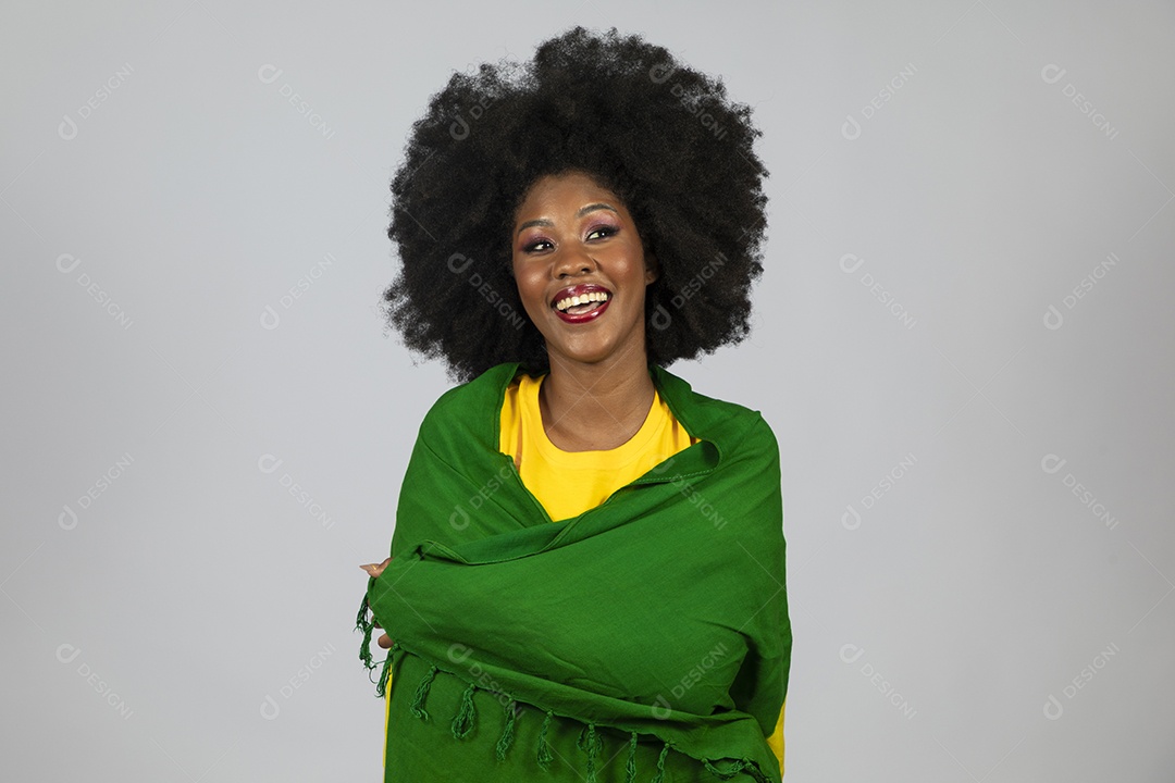 Linda mulher jovem afro morena brasileira segurando a bandeira do brasil sobre fundo isolado