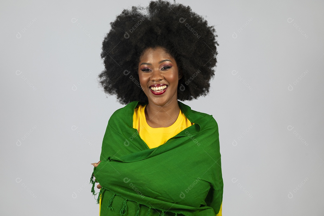 Linda mulher jovem afro morena brasileira segurando a bandeira do brasil sobre fundo isolado