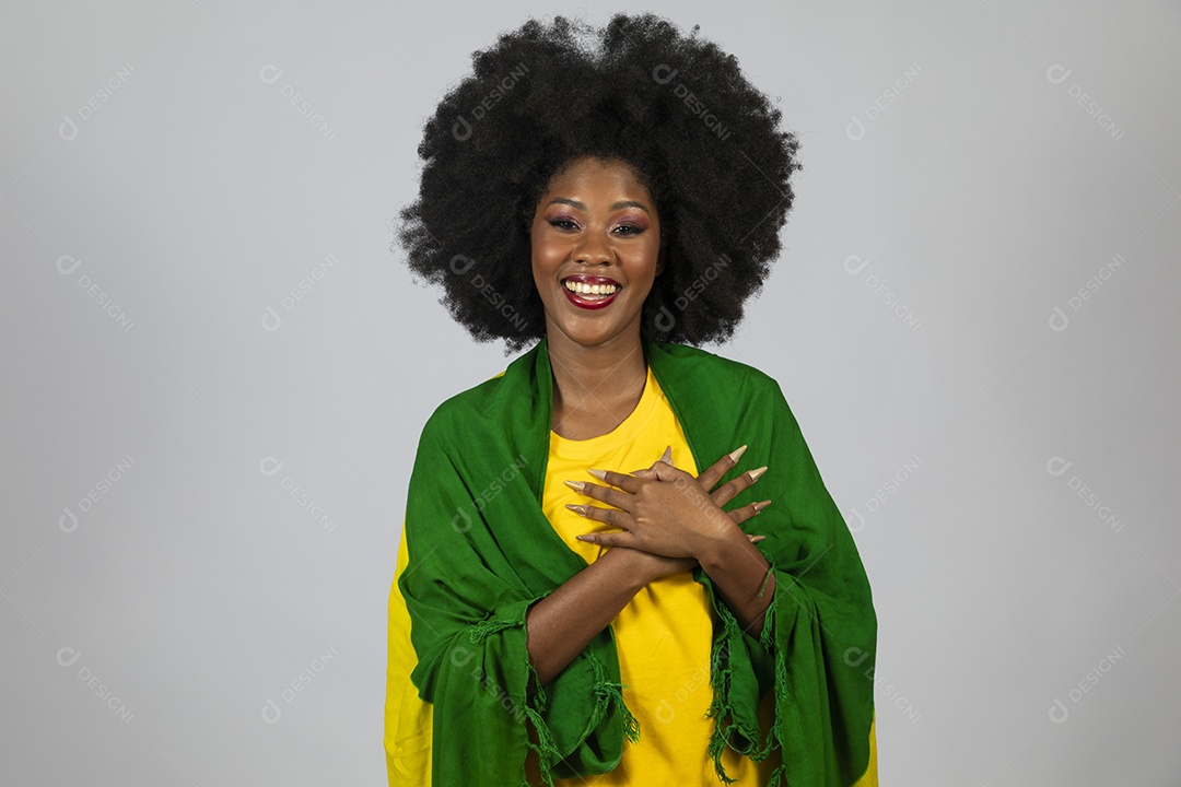Linda mulher jovem afro brasileira sorridente fundo isolado