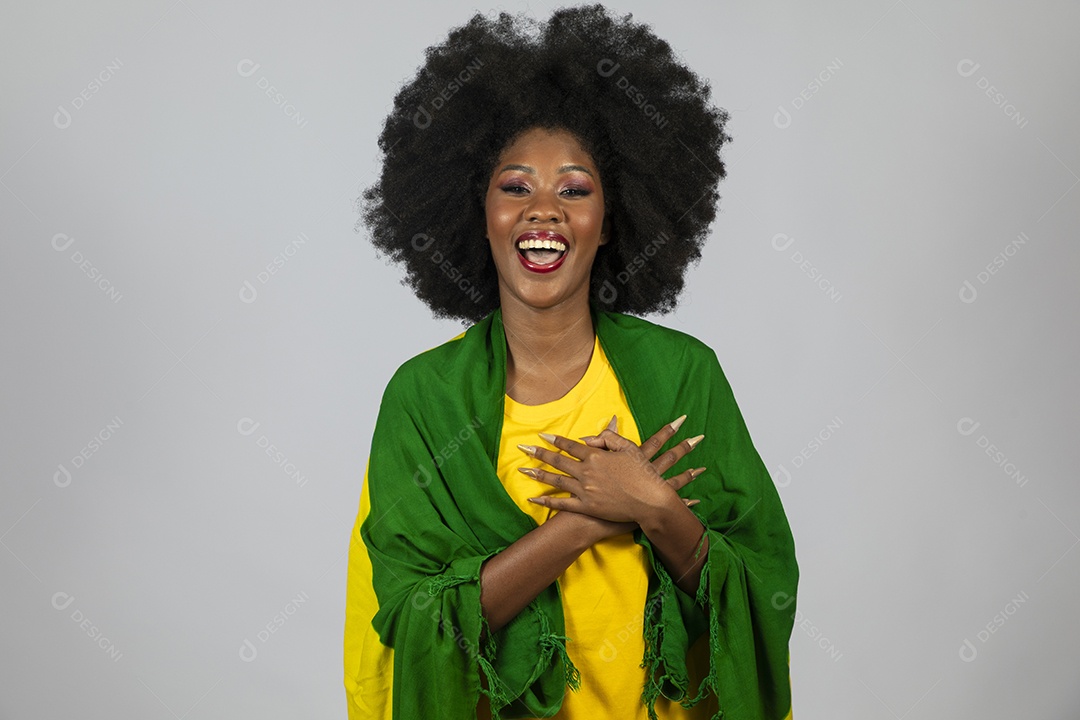 Linda mulher jovem afro morena brasileira segurando a bandeira do brasil sobre fundo isolado