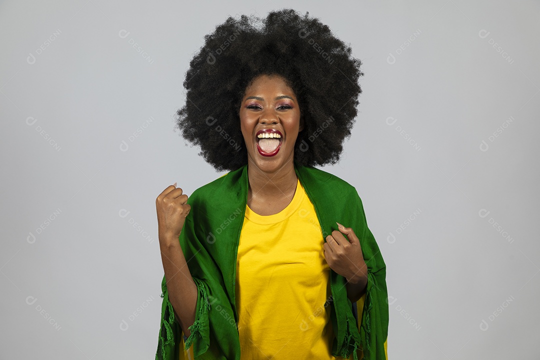 Linda mulher jovem afro morena brasileira segurando a bandeira do brasil sobre fundo isolado