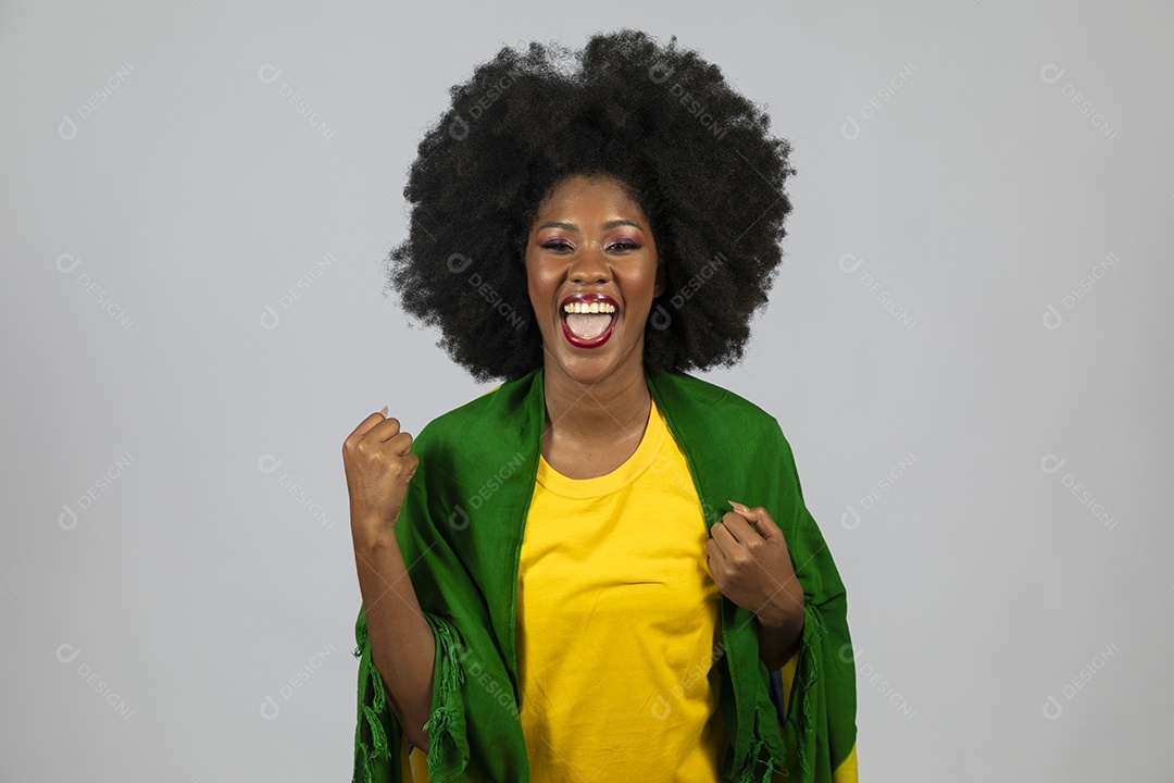 Linda mulher jovem afro morena brasileira segurando a bandeira do brasil sobre fundo isolado