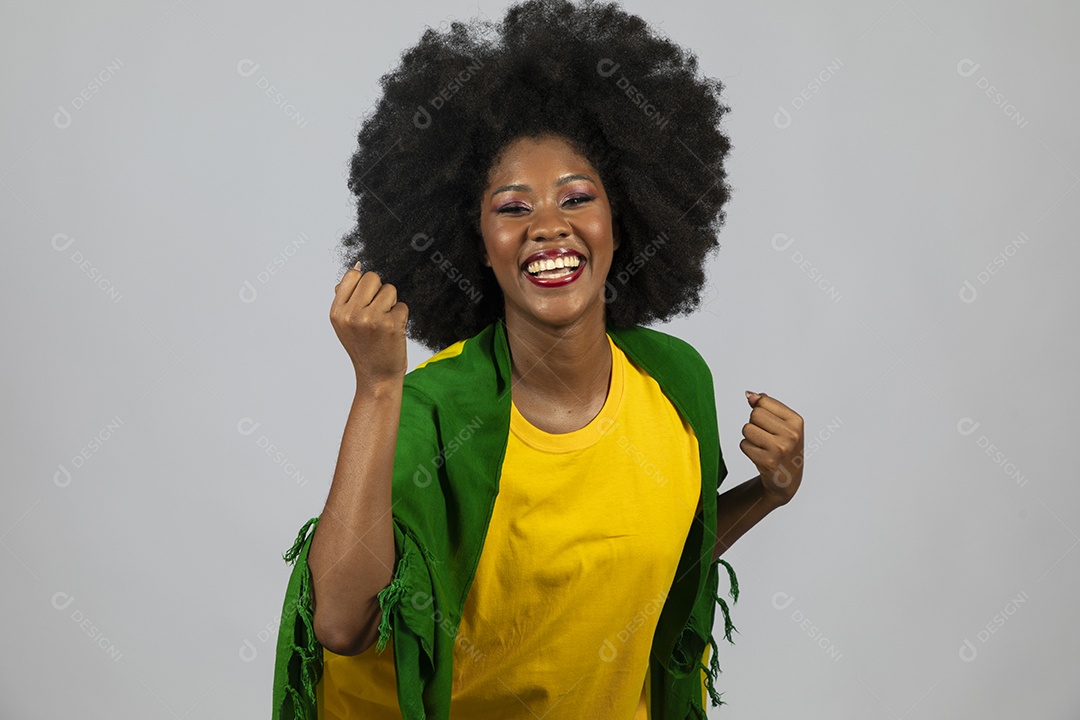 Linda mulher jovem afro morena brasileira segurando a bandeira do brasil sobre fundo isolado