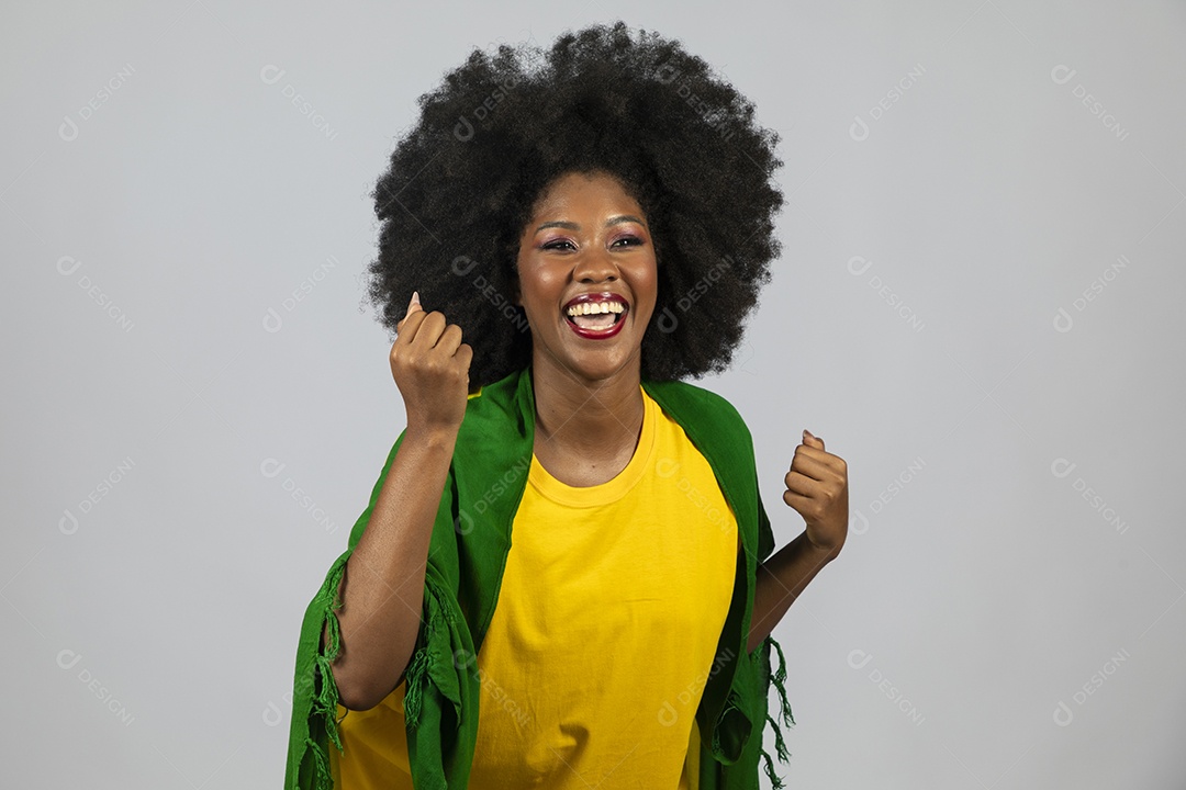 Linda mulher jovem afro morena brasileira segurando a bandeira do brasil sobre fundo isolado