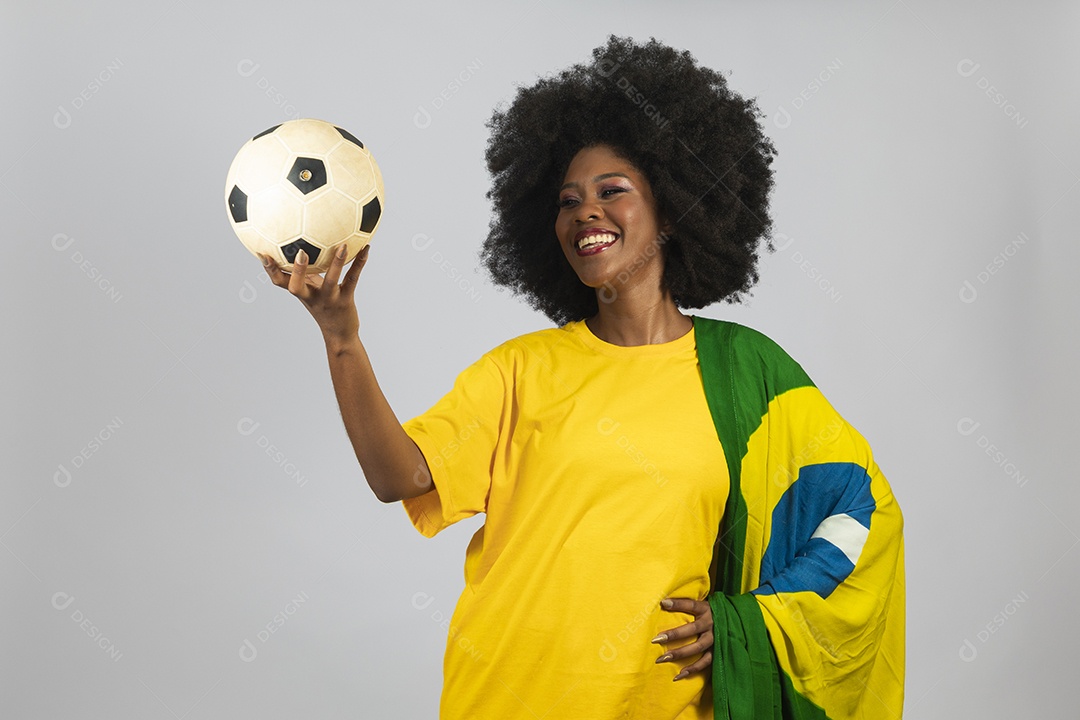 Linda mulher jovem afro morena brasileira segurando a bandeira do brasil sobre fundo isolado