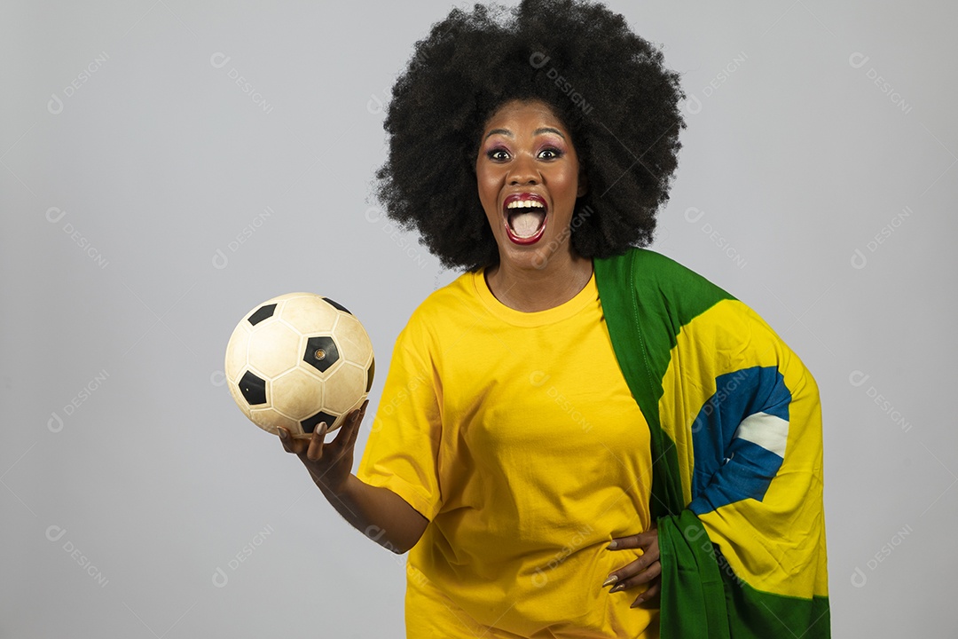 Linda mulher jovem afro brasileira sorridente fundo isolado