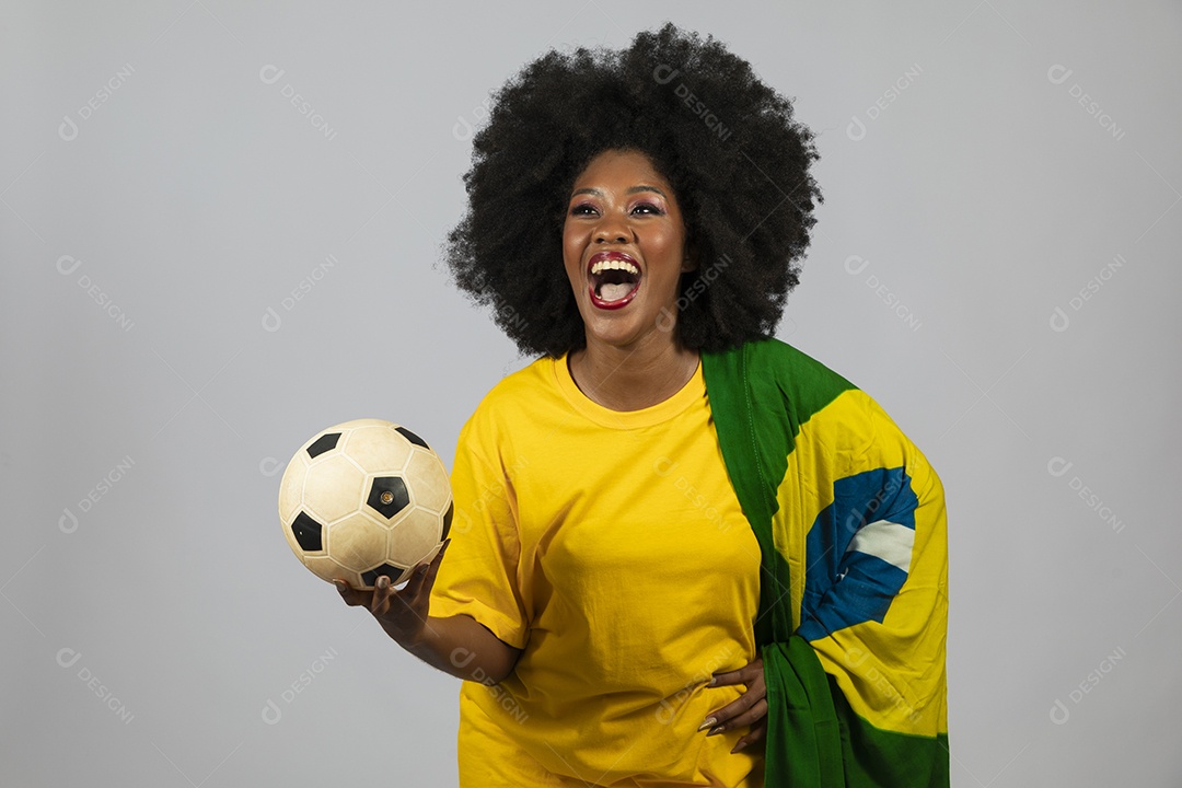 Linda mulher jovem afro morena brasileira segurando a bandeira do brasil sobre fundo isolado