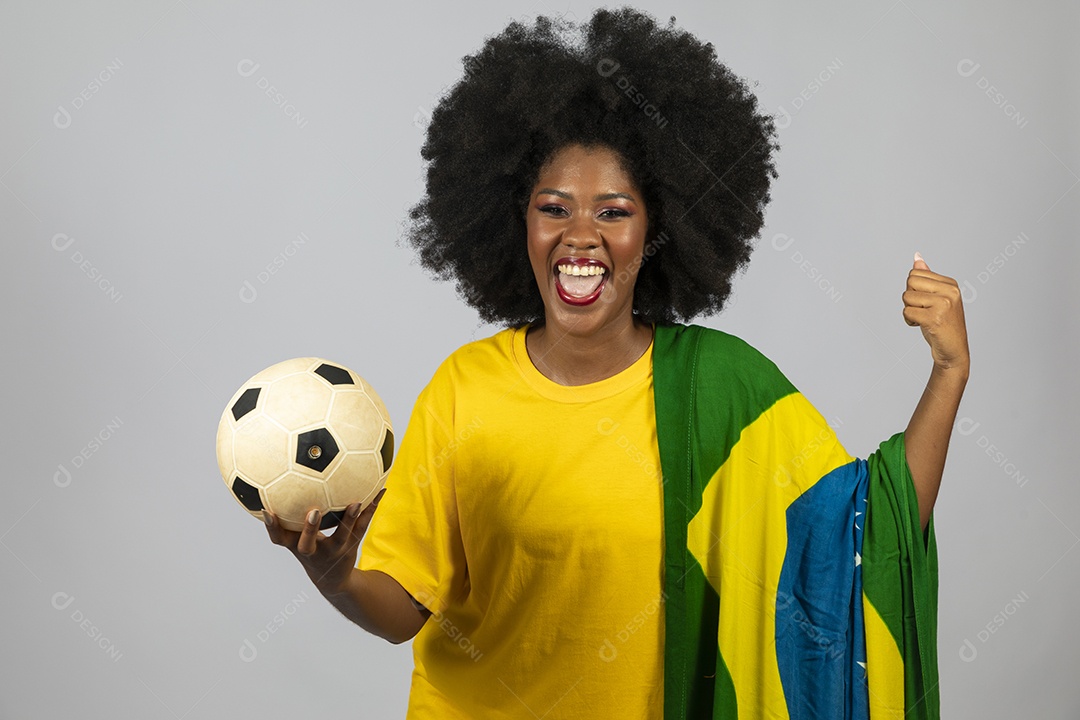 Linda mulher jovem afro morena brasileira segurando a bandeira do brasil sobre fundo isolado