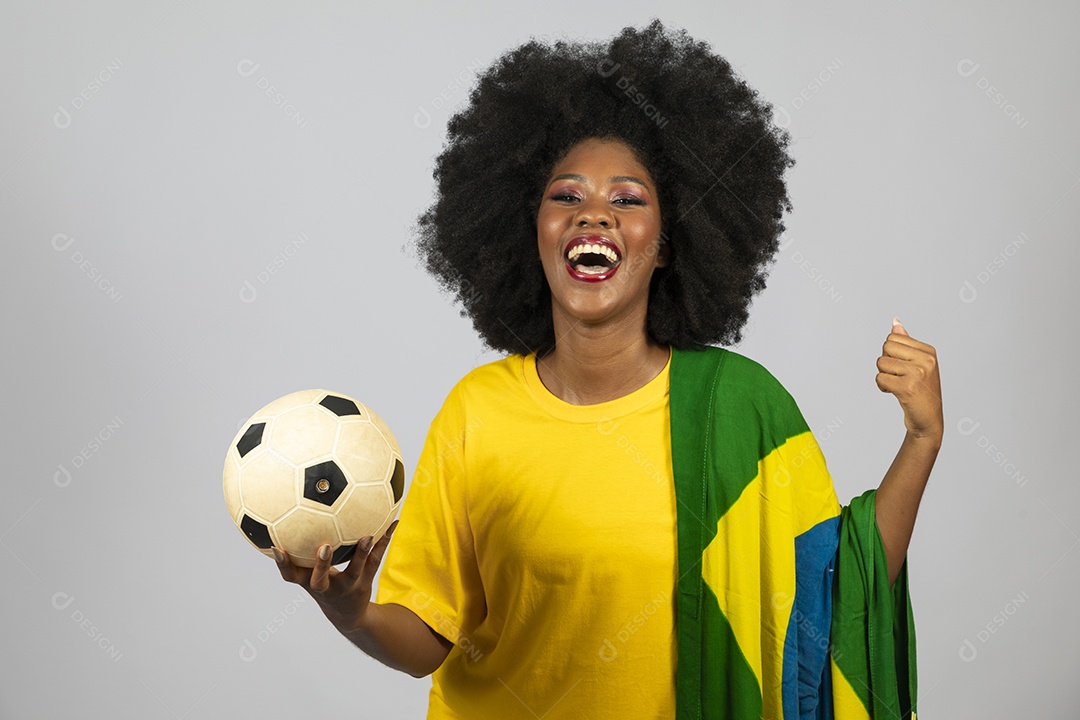 Linda mulher jovem afro morena brasileira segurando a bandeira do brasil sobre fundo isolado