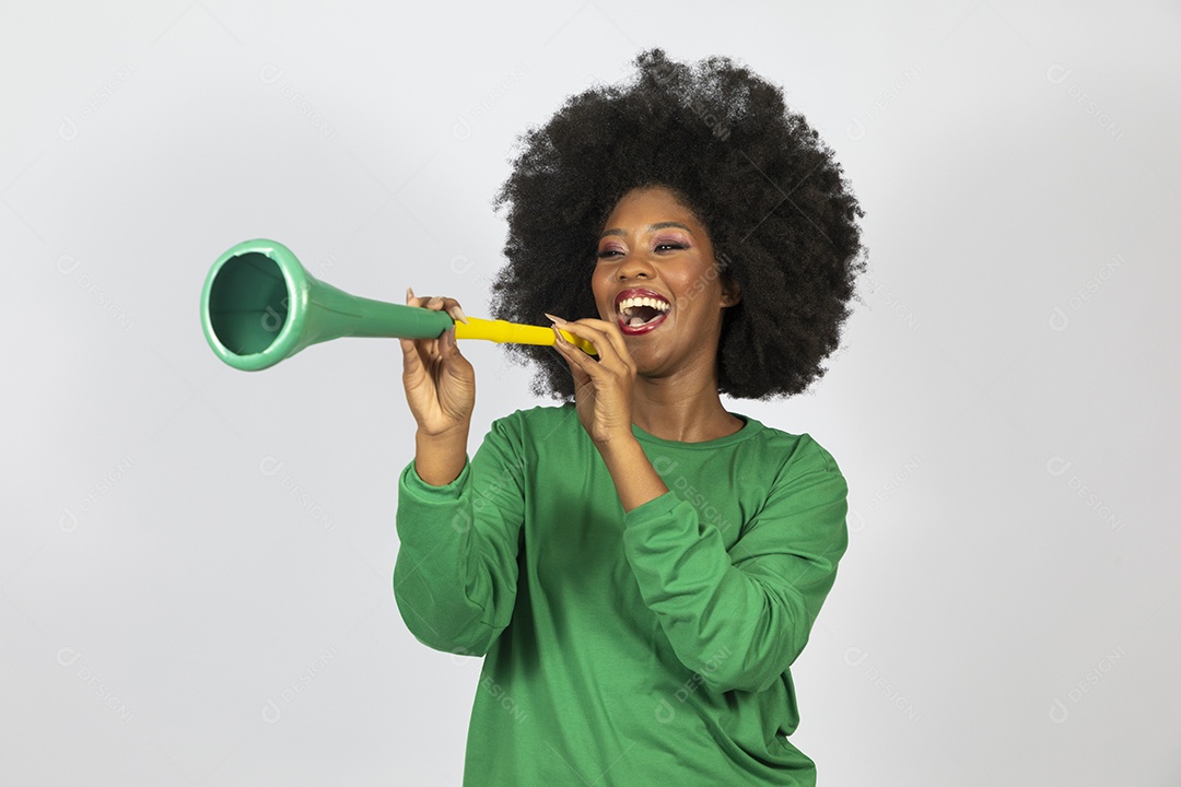 Linda mulher jovem afro morena brasileira sobre fundo isolado