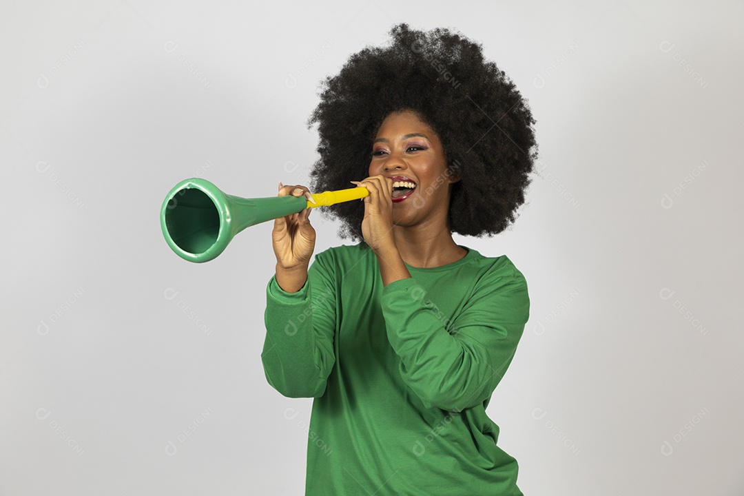 Linda mulher jovem afro morena brasileira sobre fundo isolado