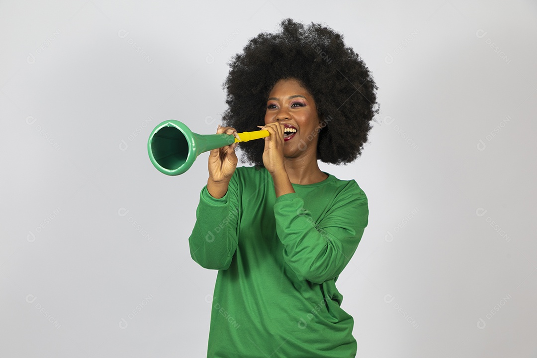 Linda mulher jovem afro morena brasileira sobre fundo isolado