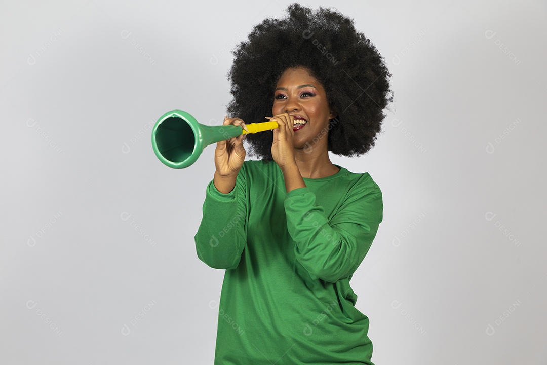 Linda mulher jovem afro morena brasileira sobre fundo isolado